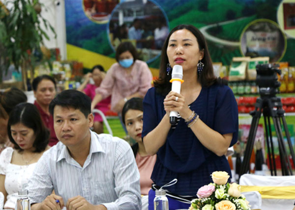 Phóng viên cơ quan báo chí đặt câu hỏi tại họp báo.