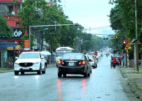 Đường Hoàng Liên, phường Kim Tân nhộn nhịp trong sáng 23/4. Những phương tiện vận tải hành khách nội tỉnh, taxi, xe điện đã hoạt động trở lại. Hoạt động buôn bán khá nhộn nhịp tại khu vực chợ Cốc Lếu. Nới cách ly xã hội giúp những người buôn bán nhỏ đỡ khó khăn. Những người buôn bán nhỏ phấn khởi nhất khi nới cách ly xã hội. Những người lao động chân tay miệt mài với công việc khi nới cách ly xã hội.