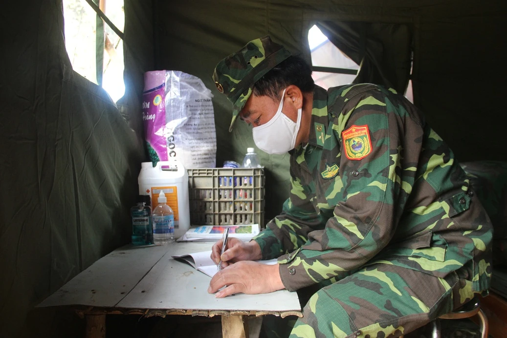 Thiếu tá Nông Thái Sơn ghi chép thông tin ca trực.