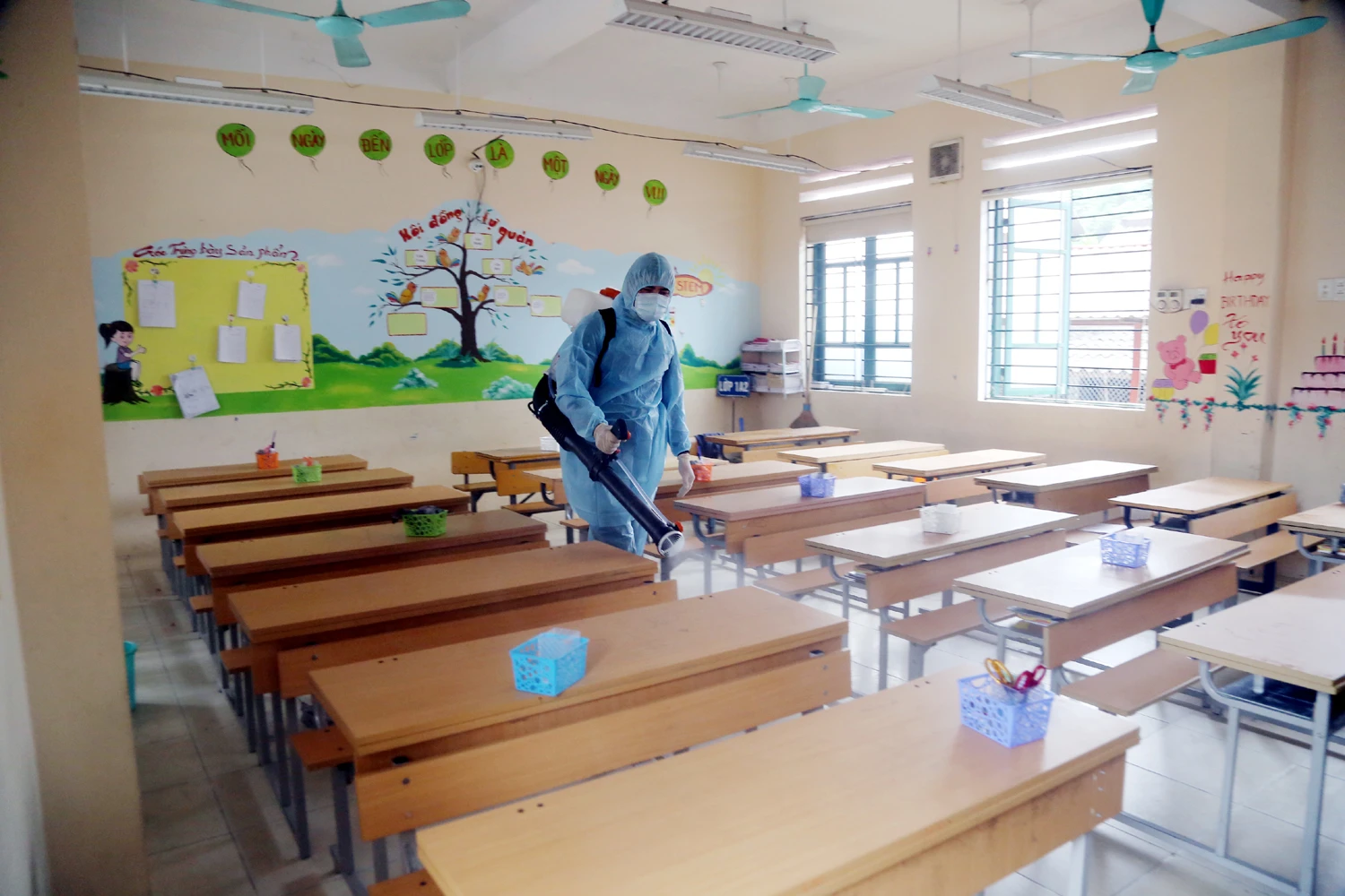 Để đảm bảo an toàn cho học sinh, các trường học cần làm tốt công tác tiêu độc, khử trùng, vệ sinh trường lớp.