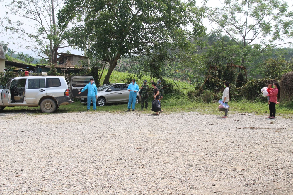 Đón người lao động từ Trung Quốc trở về để đưa ly cách ly tại địa phương.