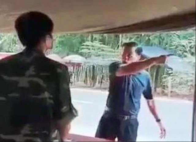 Ông Lưu Văn Thanh phản ứng gay gắt với cán bộ chốt kiểm dịch (Ảnh chụp từ clip).