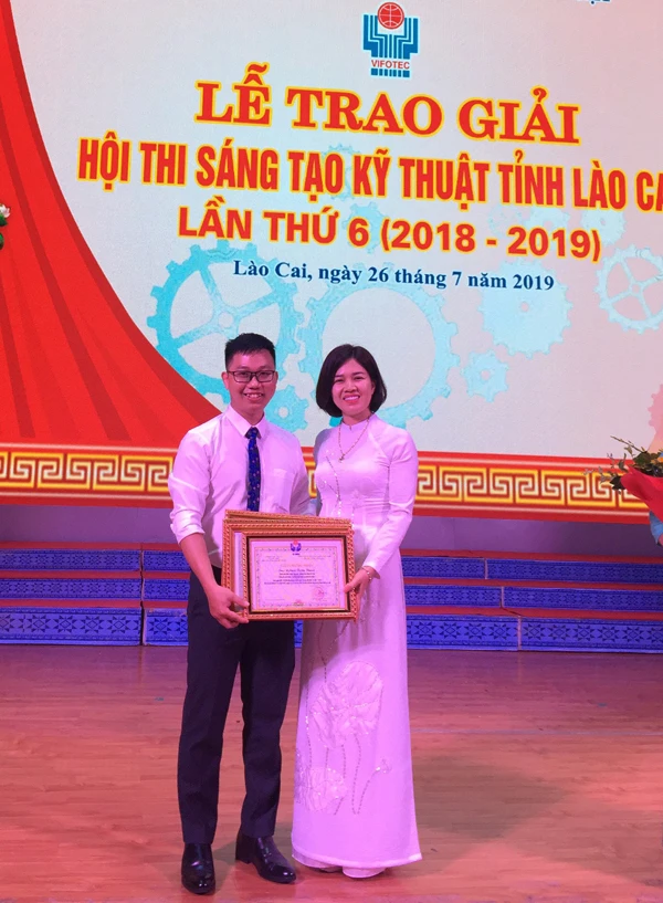 Chị Thủy chụp ảnh lưu niệm tại Hội thi Sáng tạo kỹ thuật tỉnh Lào Cai.