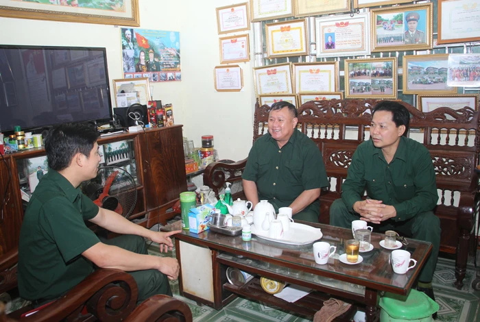 CCB Phạm Văn Đều (giữa ảnh) và các đồng đội cũ nói chuyện về những năm tháng chiến đấu giải phóng miền Nam.