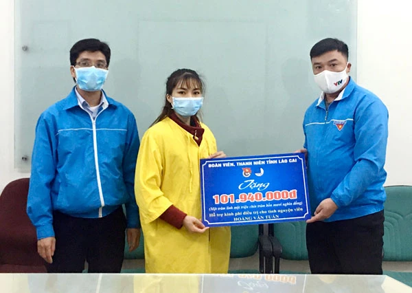 Trao tiền quyên góp của đoàn viên, thanh niên tỉnh Lào Cai cho gia đình anh Hoàng Văn Tuấn.