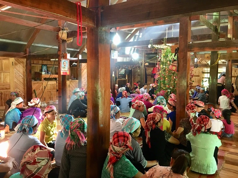 Ngôi nhà sàn của người Tày là không gian độc đáo, rộng rãi để tổ chức Đại pang. Bà con, hàng xóm cùng quây quần để lắng nghe thầy hát. Bà con cùng hỗ trợ, giúp đỡ gia đình chuẩn bị mâm cỗ và các linh vật, đồ dùng dâng trong ngày lễ. “Bóc va” được tổng hợp từ nhiều loại lá cây và treo thành một gian. Trong nghi lễ đây là cỏ để nuôi ngựa, nuôi rồng gửi cho các Quan các Tào. Những quả trứng được sơn màu dùng để trang trí trong đại lễ. Thứ quan trọng trong đại lễ là cỗ hoa. Cỗ hoa được đặt ngay gian giữa nhà, được trang trí từ măng, rau, củ mài, củ từ, trứng… Rót rượu để mời các Quan, các Tào xuống chứng giám. Đầu tiên, các thầy sẽ múa quanh cỗ hoa để “tỏn tang”, tức là phát đường cho Quan Tào ở Mường Trời xuống chứng giám đại lễ. Đội nhạc hỗ trợ trong đại lễ. Bà Hoàng Thị Lả hát mời quan. Các thầy sẽ hát, múa như vậy trong thời gian 3 ngày 2 đêm cho đến khi đón được quan xuống chứng giám và nâng cấp sắc cho bà.