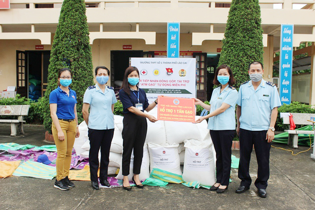 Toàn bộ số gạo được bàn giao cho Trường THPT số 1 TP Lào Cai để phát miễn phí cho người dân.