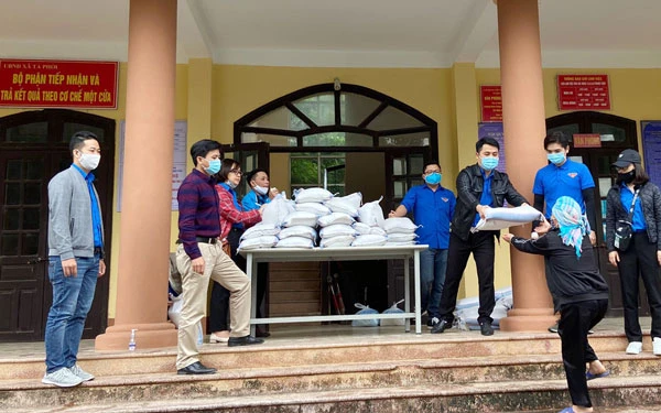 Trao tặng gạo cho người dân xã Tả Phời.
