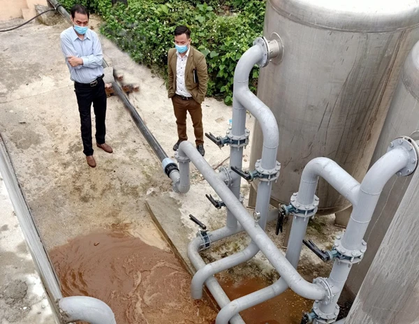 Kiểm tra vận hành lọc áp lực công trình cấp nước sinh hoạt tại xã Lùng Vai, huyện Mường Khương.