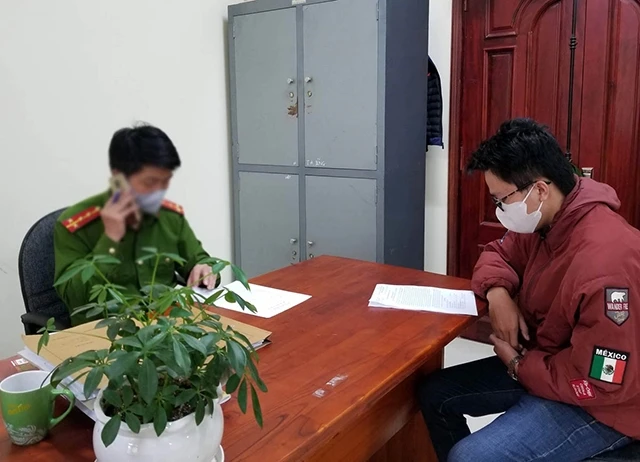 Đinh Vĩnh Sơn tại cơ quan công an.