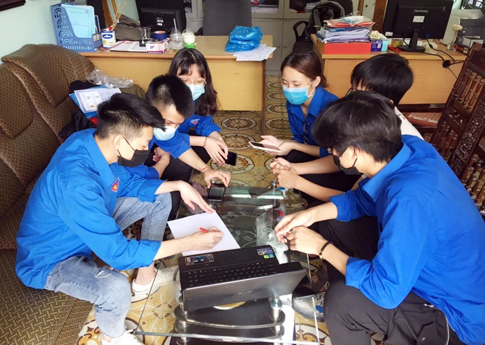 Nhóm học sinh thiết kế giàn phun khử trùng toàn thân.