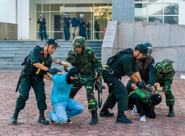 Cảnh sát cơ động tham gia diễn tập phòng, chống khủng bố năm 2017.