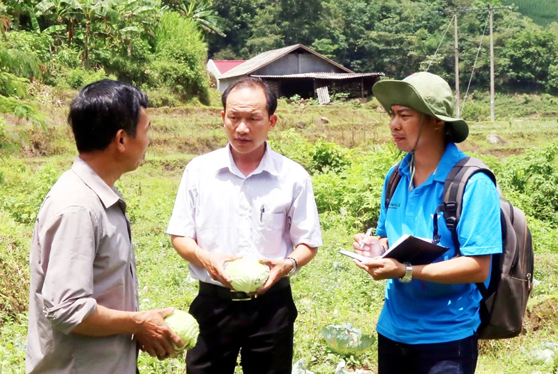 Phóng viên Tuấn Ngọc (ngoài cùng bên phải) trong một lần tác nghiệp ở vùng cao.