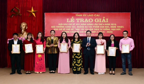 Phóng viên Tuấn Ngọc (ngoài cùng bên trái) và phóng viên Lê Thị Liên (thứ 5 từ phải sang) trong lễ nhận giải.