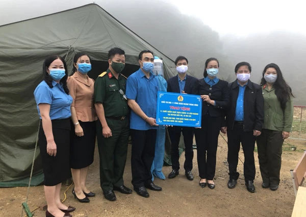 Tặng quà cho đại diện các trạm kiểm soát liên ngành phòng, chống dịch tại huyện Bắc Hà, Si Ma Cai. Tặng quà Trạm kiểm soát liên ngành phòng, chống dịch bệnh Covid-19 Ô Qúy Hồ (thị xã Sa Pa) và đoàn viên, lao động LĐLĐ thị xã Sa Pa.