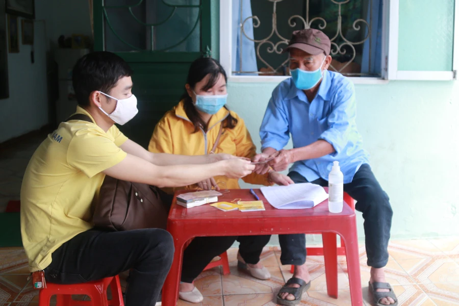 Lương hưu được trao tận nhà giúp người dân yên tâm trong những ngày dịch bệnh diễn biến phức tạp.