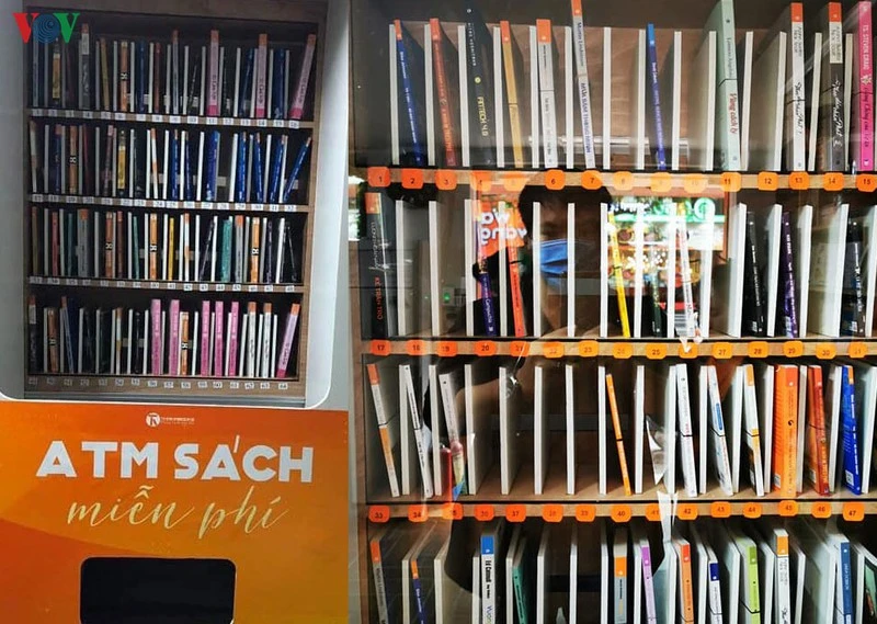 ATM sách miễn phí đầu tiên bắt đầu “nhả sách” tại Hà Nội.