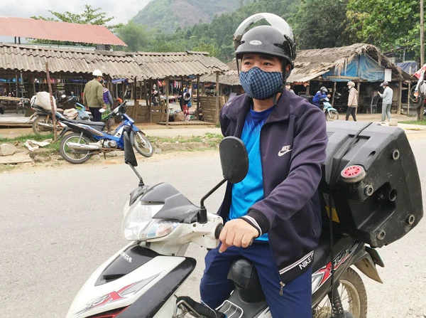 Anh Nguyễn Mạnh Tuấn, cán bộ văn hóa thị trấn Nông trường Phong Hải đưa loa đến tuyên truyền tại các khu dân cư.