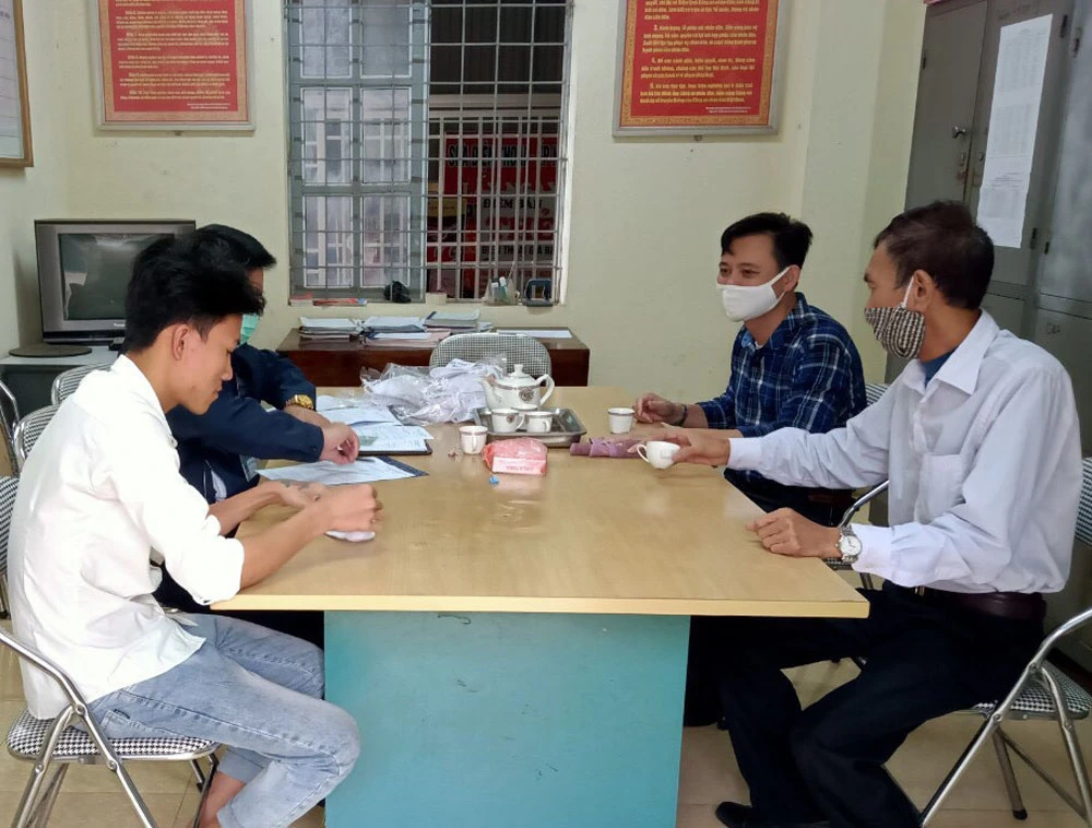 Lực lượng chức năng xử phạt người không đeo khẩu trang tại nơi công cộng.