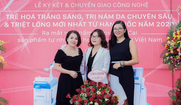 Sản phẩm chăm sóc da Karose từ hoa hồng hữu cơ. Ra mắt mỹ phẩm Karose tại Lào Cai. Gian trưng bày các sản phẩm từ thương hiệu Karose.