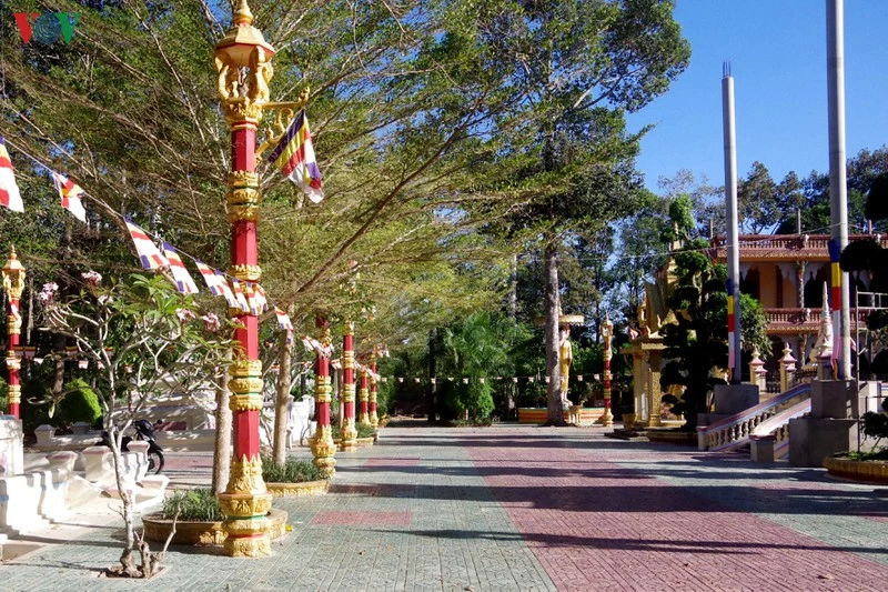 Ngôi chùa Khmer trong dịp Tết được trang hoàng.