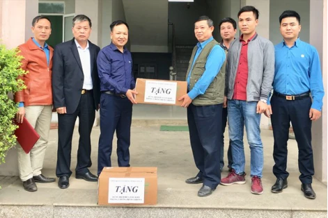 Lãnh đạo LĐLĐ tỉnh trao dung dịch rửa tay khô cho CNLĐ Chi nhánh Phân bón và Hóa chất. Ảnh: Phương Thuý