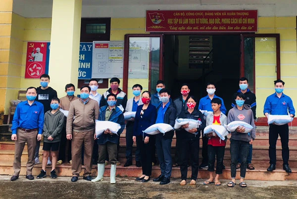 Trao tặng gạo miễn phí cho hộ nghèo xã Xuân Thượng.