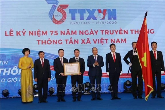 Thủ tướng Nguyễn Xuân Phúc, Chủ tịch Hội đồng Thi đua- Khen thưởng Trung ương trao tặng Huân chương Lao động hạng Nhất cho Thông tấn xã Việt Nam.