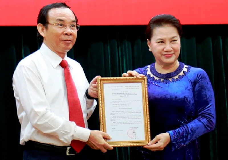Chủ tịch Quốc hội Nguyễn Thị Kim Ngân trao quyết định cho ông Nguyễn Văn Nên tại TP Hồ Chí Minh, sáng 11-10. (Ảnh: TTXVN)