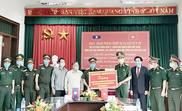 Thiếu tướng Phạm Hồng Chương, Tư lệnh Quân khu II (thứ 4 từ phải sang) trao tặng thiết bị, vật tư y tế phòng chống dịch Covid-19 cho đại diện các tỉnh Bắc Lào.