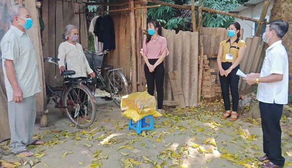 Tặng quà hộ nghèo.