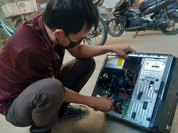 Thợ sửa máy tính làm không hết việc mùa dịch Covid-19.