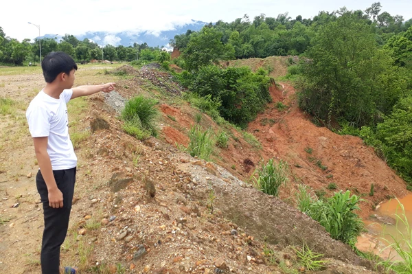Gần khu vực này có cống thoát nước, nhưng liên tục bị tắc.