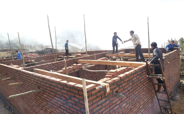 Nhiều ngôi nhà xây mới ở bản Mông Ngải Thầu Thượng.