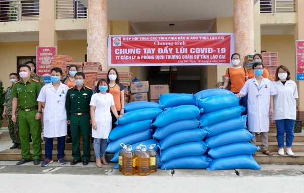 Nhiều mặt hàng nhu yếu phẩm được đoàn thiện nguyện trao tặng Trường Quân sự tỉnh.