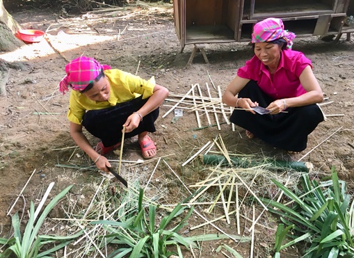 Ngôi nhà sàn của người Tày là không gian độc đáo, rộng rãi để tổ chức Đại pang. Bà con, hàng xóm cùng quây quần để lắng nghe thầy hát. Bà con cùng hỗ trợ, giúp đỡ gia đình chuẩn bị mâm cỗ và các linh vật, đồ dùng dâng trong ngày lễ. “Bóc va” được tổng hợp từ nhiều loại lá cây và treo thành một gian. Trong nghi lễ đây là cỏ để nuôi ngựa, nuôi rồng gửi cho các Quan các Tào. Những quả trứng được sơn màu dùng để trang trí trong đại lễ. Thứ quan trọng trong đại lễ là cỗ hoa. Cỗ hoa được đặt ngay gian giữa nhà, được trang trí từ măng, rau, củ mài, củ từ, trứng… Rót rượu để mời các Quan, các Tào xuống chứng giám. Đầu tiên, các thầy sẽ múa quanh cỗ hoa để “tỏn tang”, tức là phát đường cho Quan Tào ở Mường Trời xuống chứng giám đại lễ. Đội nhạc hỗ trợ trong đại lễ. Bà Hoàng Thị Lả hát mời quan. Các thầy sẽ hát, múa như vậy trong thời gian 3 ngày 2 đêm cho đến khi đón được quan xuống chứng giám và nâng cấp sắc cho bà. Ngôi nhà sàn của người Tày là không gian độc đáo, rộng rãi để tổ chức Đại pang. Bà con, hàng xóm cùng quây quần để lắng nghe thầy hát. Bà con cùng hỗ trợ, giúp đỡ gia đình chuẩn bị mâm cỗ và các linh vật, đồ dùng dâng trong ngày lễ. “Bóc va” được tổng hợp từ nhiều loại lá cây và treo thành một gian. Trong nghi lễ đây là cỏ để nuôi ngựa, nuôi rồng gửi cho các Quan các Tào. Những quả trứng được sơn màu dùng để trang trí trong đại lễ. Thứ quan trọng trong đại lễ là cỗ hoa. Cỗ hoa được đặt ngay gian giữa nhà, được trang trí từ măng, rau, củ mài, củ từ, trứng… Rót rượu để mời các Quan, các Tào xuống chứng giám. Đầu tiên, các thầy sẽ múa quanh cỗ hoa để “tỏn tang”, tức là phát đường cho Quan Tào ở Mường Trời xuống chứng giám đại lễ. Đội nhạc hỗ trợ trong đại lễ. Bà Hoàng Thị Lả hát mời quan. Các thầy sẽ hát, múa như vậy trong thời gian 3 ngày 2 đêm cho đến khi đón được quan xuống chứng giám và nâng cấp sắc cho bà.