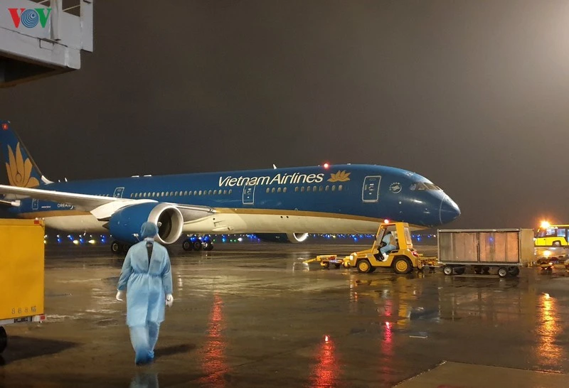 Đưa du khách Anh về nước và kết hợp đón người Việt đang gặp khó khăn ảnh 1