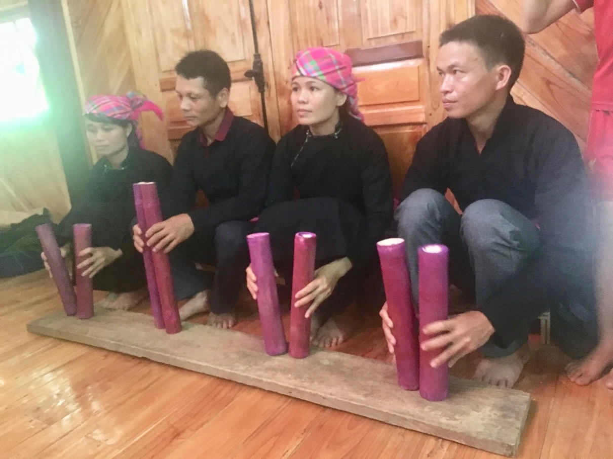 Ngôi nhà sàn của người Tày là không gian độc đáo, rộng rãi để tổ chức Đại pang. Bà con, hàng xóm cùng quây quần để lắng nghe thầy hát. Bà con cùng hỗ trợ, giúp đỡ gia đình chuẩn bị mâm cỗ và các linh vật, đồ dùng dâng trong ngày lễ. “Bóc va” được tổng hợp từ nhiều loại lá cây và treo thành một gian. Trong nghi lễ đây là cỏ để nuôi ngựa, nuôi rồng gửi cho các Quan các Tào. Những quả trứng được sơn màu dùng để trang trí trong đại lễ. Thứ quan trọng trong đại lễ là cỗ hoa. Cỗ hoa được đặt ngay gian giữa nhà, được trang trí từ măng, rau, củ mài, củ từ, trứng… Rót rượu để mời các Quan, các Tào xuống chứng giám. Đầu tiên, các thầy sẽ múa quanh cỗ hoa để “tỏn tang”, tức là phát đường cho Quan Tào ở Mường Trời xuống chứng giám đại lễ. Đội nhạc hỗ trợ trong đại lễ. Bà Hoàng Thị Lả hát mời quan. Các thầy sẽ hát, múa như vậy trong thời gian 3 ngày 2 đêm cho đến khi đón được quan xuống chứng giám và nâng cấp sắc cho bà.