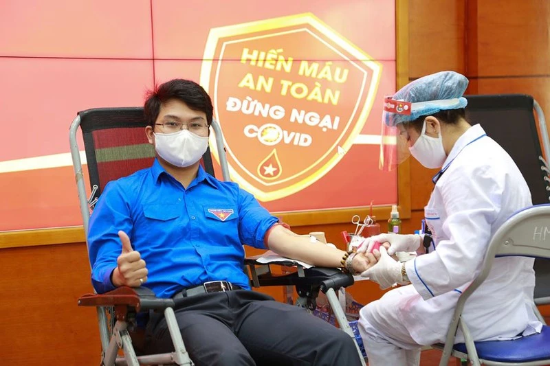 Người đăng ký hiến máu cần trả lời trung thực các câu hỏi trong phiếu khai báo về tình trạng sức khỏe đánh giá nguy cơ lây nhiễm Covid-19.