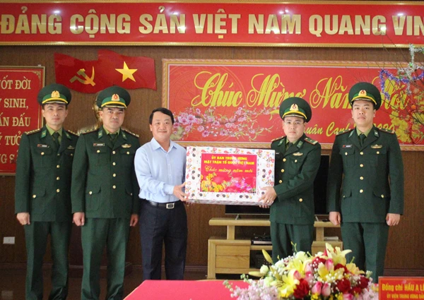 Phó Chủ tịch Ủy ban Trung ương MTTQ Việt Nam Hầu A Lềnh tặng quà tết tại Lào Cai ảnh 3