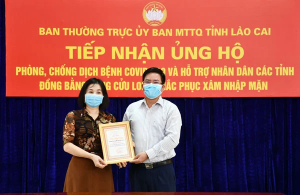 Trao giấy chứng nhận ghi nhận tấm lòng hảo tâm của cán bộ, công nhân viên chức, người lao động Sở Thông tin và Truyền thông.