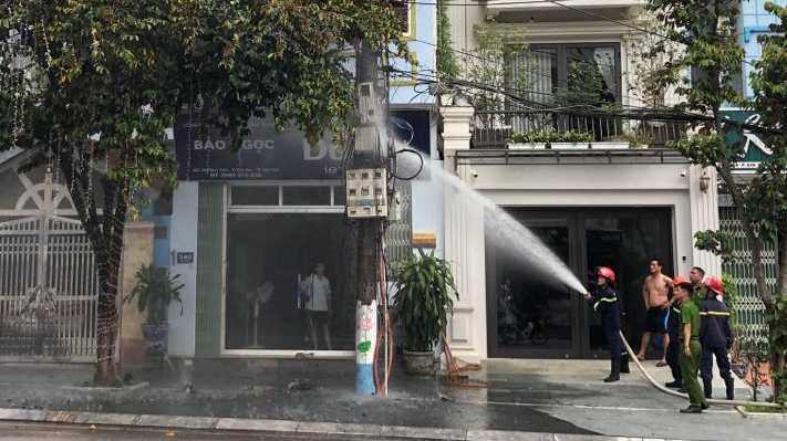 Chỉ ít phút sau, lực lượng chức năng đã có mặt để dập tắt đám cháy.