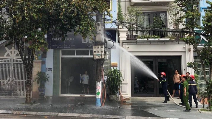 Chỉ ít phút sau, lực lượng chức năng đã có mặt để dập tắt đám cháy.