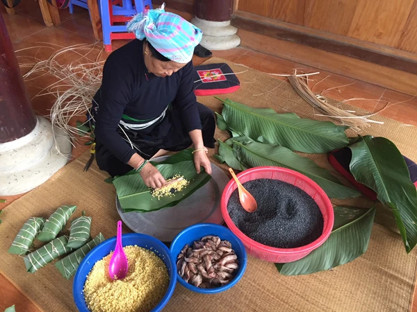Bà Nguyễn Thị Toòng gói bánh chưng đen.