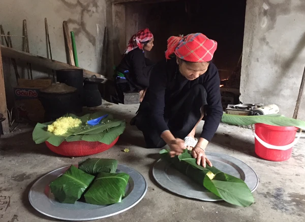 Chuẩn bị xôi màu để đón khách trong ngày Tết.