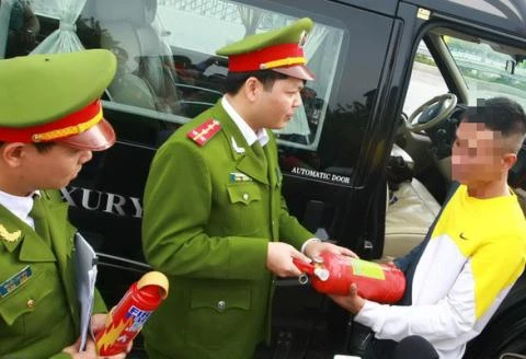 Lực lượng chức năng kiểm tra việc trang bị phương tiện phòng cháy chữa cháy trên ôtô.
