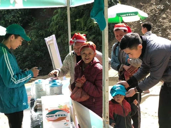 Niềm vui của người dân xã Ngũ Chỉ Sơn, thị xã Sa Pa khi có sóng di động sử dụng (ảnh chụp trước ngày 28/3/2020).