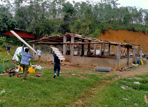 Các lực lượng tại chỗ giúp hộ dân khắc phục thiên tai.