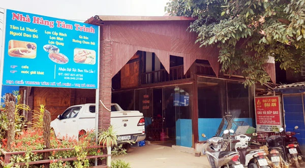 Nhiều hàng quán, nhà nghỉ homestay ở xã Tả Phìn phải đóng cửa, dừng hoạt động vì du khách không thể đến được do đường chưa thi công xong.