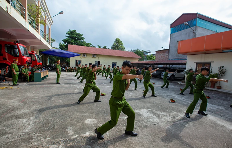 Luyện thể lực để có đủ sức khỏe hoàn thành nhiệm vụ được giao. Một buổi diễn tập công tác phòng cháy, chữa cháy và cứu nạn, cứu hộ quy mô lớn. Rèn luyện kỹ năng dập đám cháy một cách hiệu quả nhất. Khi xảy ra vụ hỏa hoạn, các chiến sỹ cứu hộ luôn là những người dũng cảm, vượt qua hiểm nguy để tìm kiếm, cứu hộ nạn nhân. Luôn đến kịp thời khi hỏa hoạn xảy ra. Đối mặt với “giặc lửa”. Dù trong điều kiện thời tiết nào, các chiến sỹ cứu hộ vẫn dũng cảm hoàn thành nhiệm vụ. Có mặt kịp thời khi xảy ra lũ lụt để cứu hộ, cứu nạn. Cứu người dân bị lũ cuốn. Giúp nhân dân xã Phìn Ngan (Bát Xát) dựng lại nhà trong trận lũ lịch sử năm 2016.
